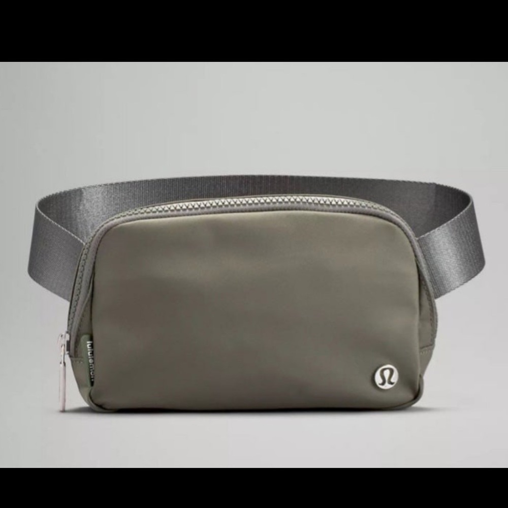 BNWT Lululemon Everywhere Belt bag - Grey Sage